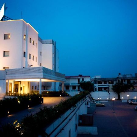 Vibe By The Lalit Traveller Hotell Faridabad Exteriör bild