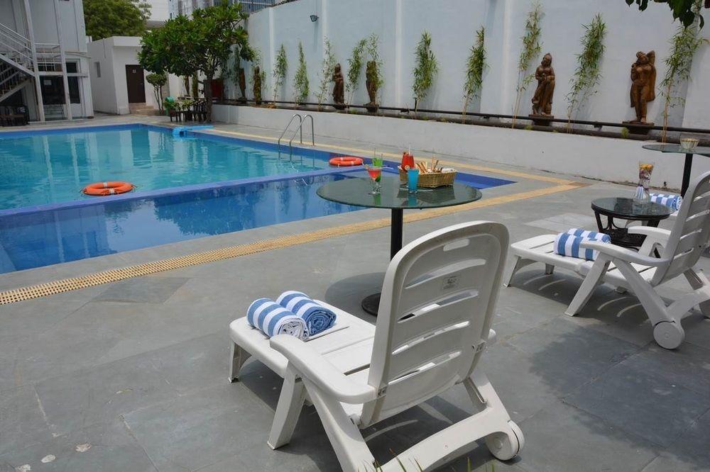 Vibe By The Lalit Traveller Hotell Faridabad Exteriör bild