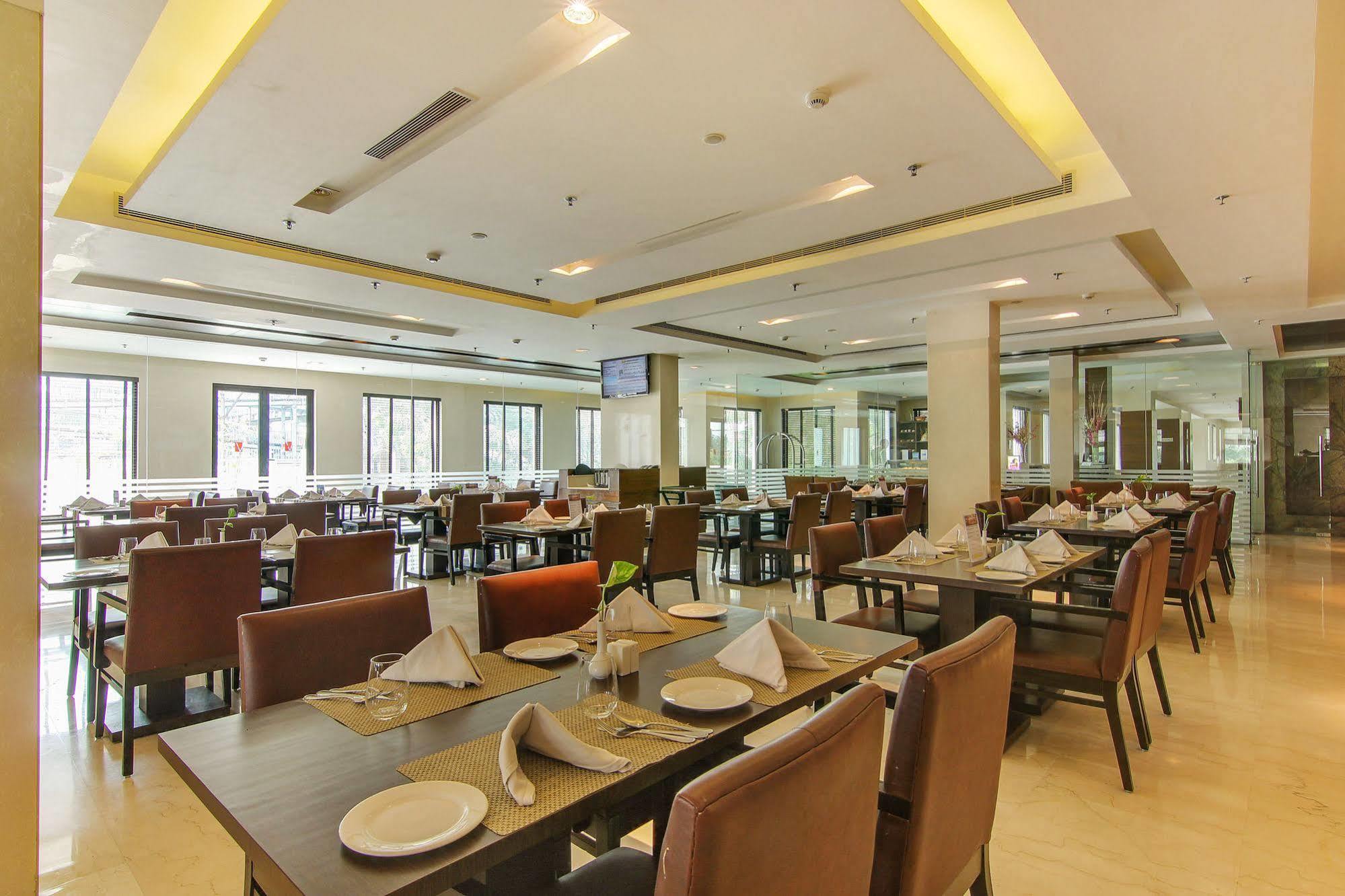 Vibe By The Lalit Traveller Hotell Faridabad Exteriör bild