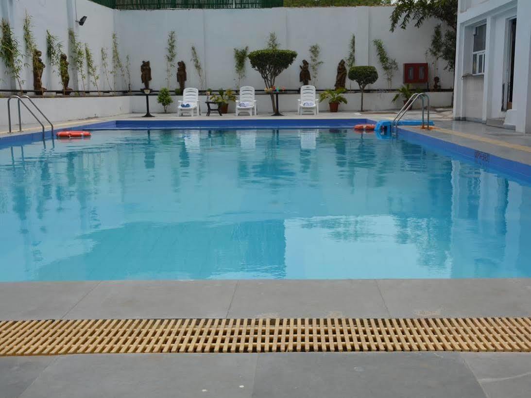 Vibe By The Lalit Traveller Hotell Faridabad Exteriör bild