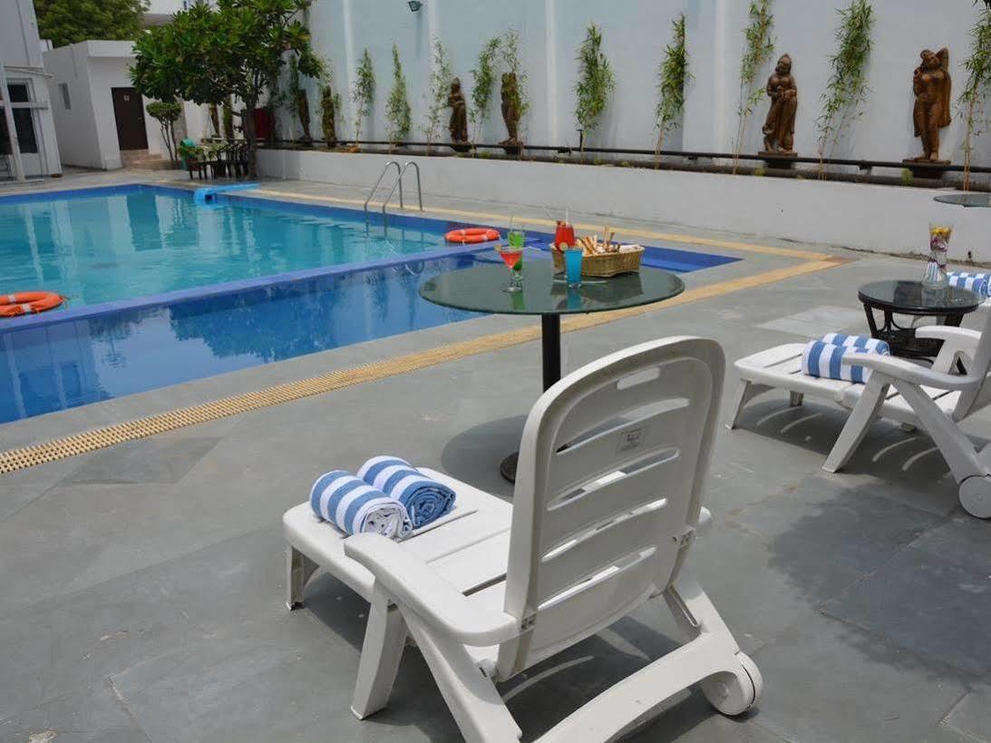 Vibe By The Lalit Traveller Hotell Faridabad Exteriör bild