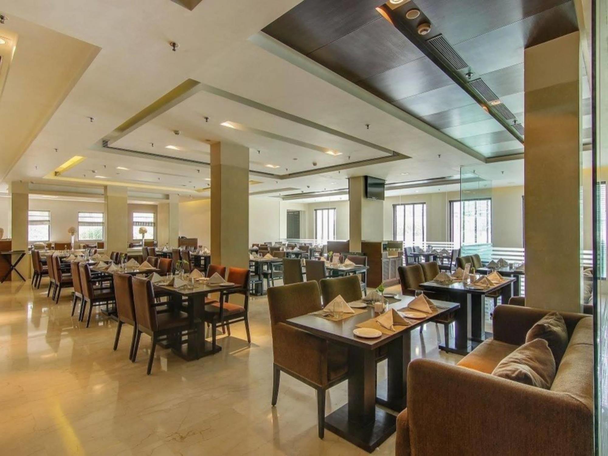 Vibe By The Lalit Traveller Hotell Faridabad Exteriör bild