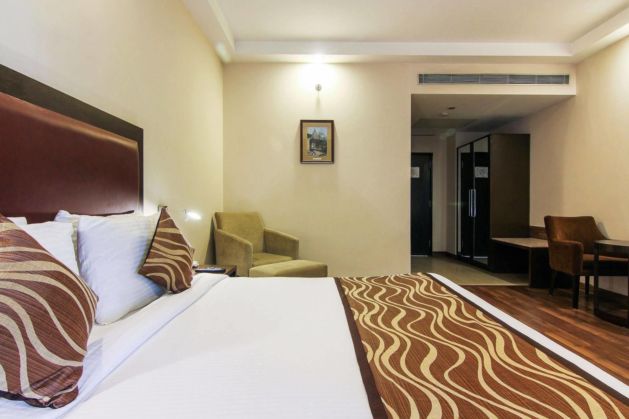 Vibe By The Lalit Traveller Hotell Faridabad Exteriör bild