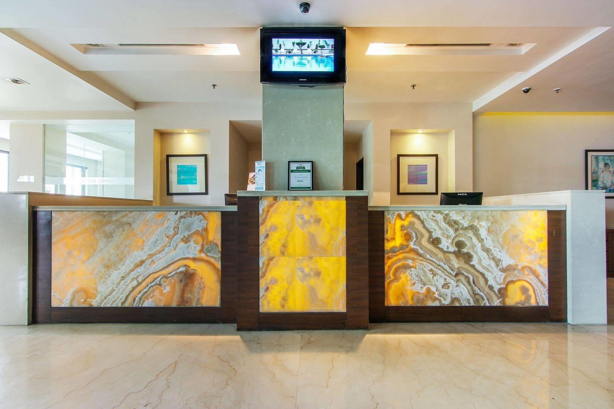 Vibe By The Lalit Traveller Hotell Faridabad Exteriör bild