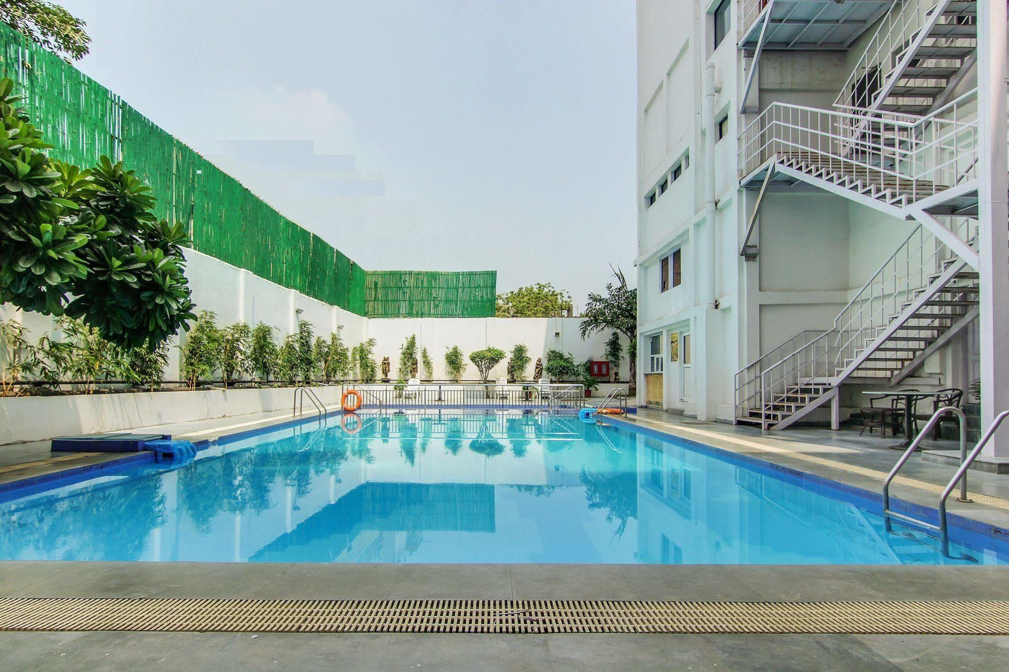 Vibe By The Lalit Traveller Hotell Faridabad Exteriör bild