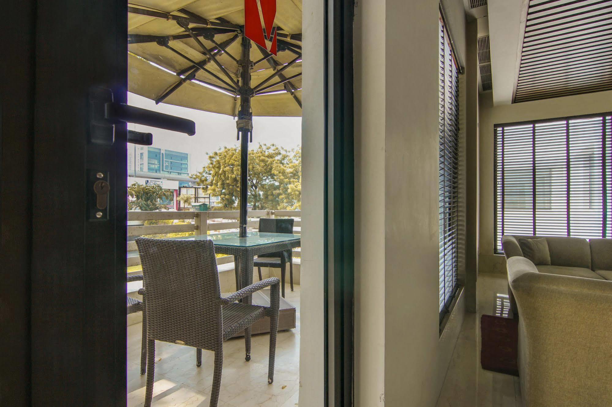 Vibe By The Lalit Traveller Hotell Faridabad Exteriör bild