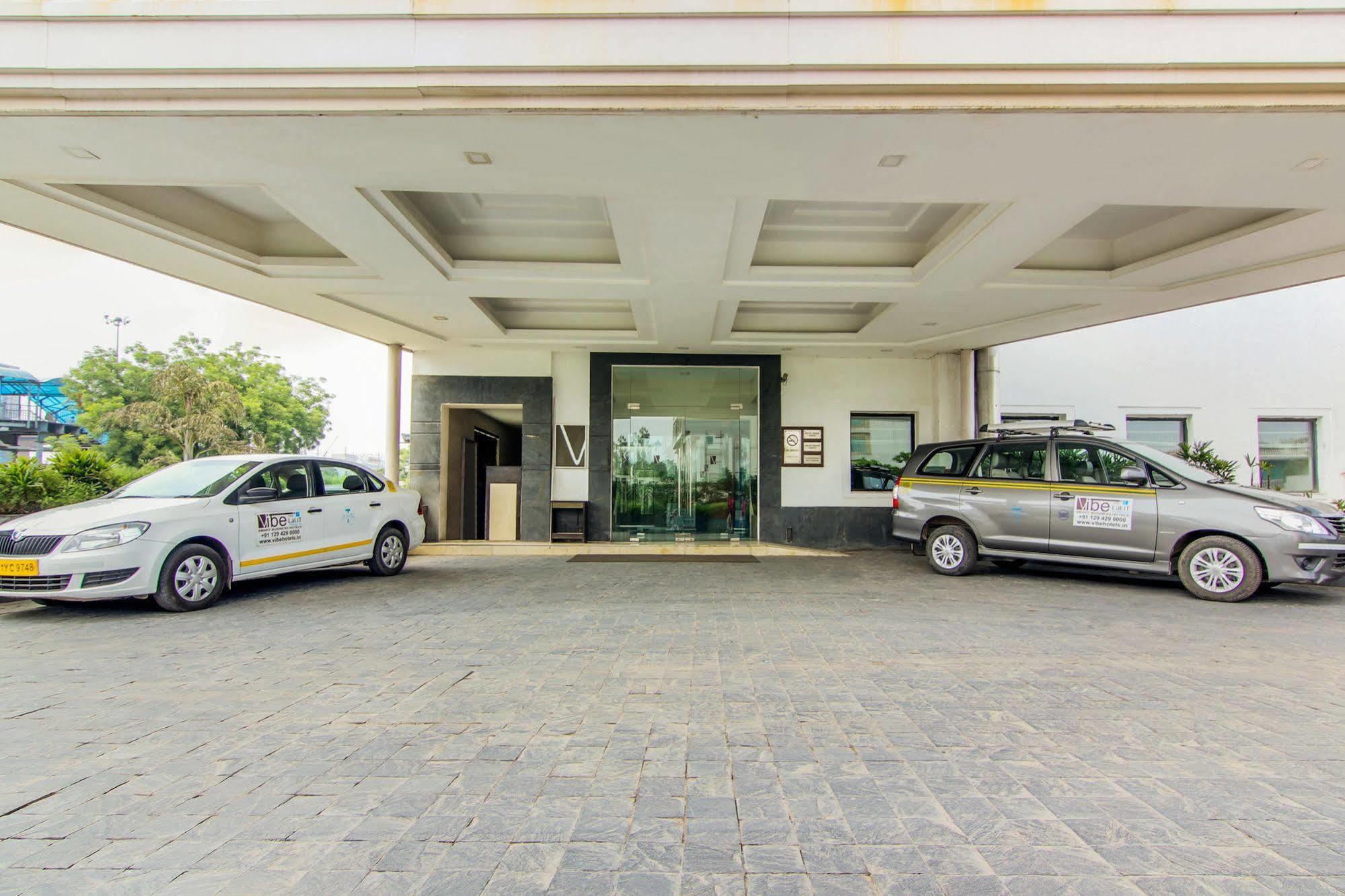 Vibe By The Lalit Traveller Hotell Faridabad Exteriör bild