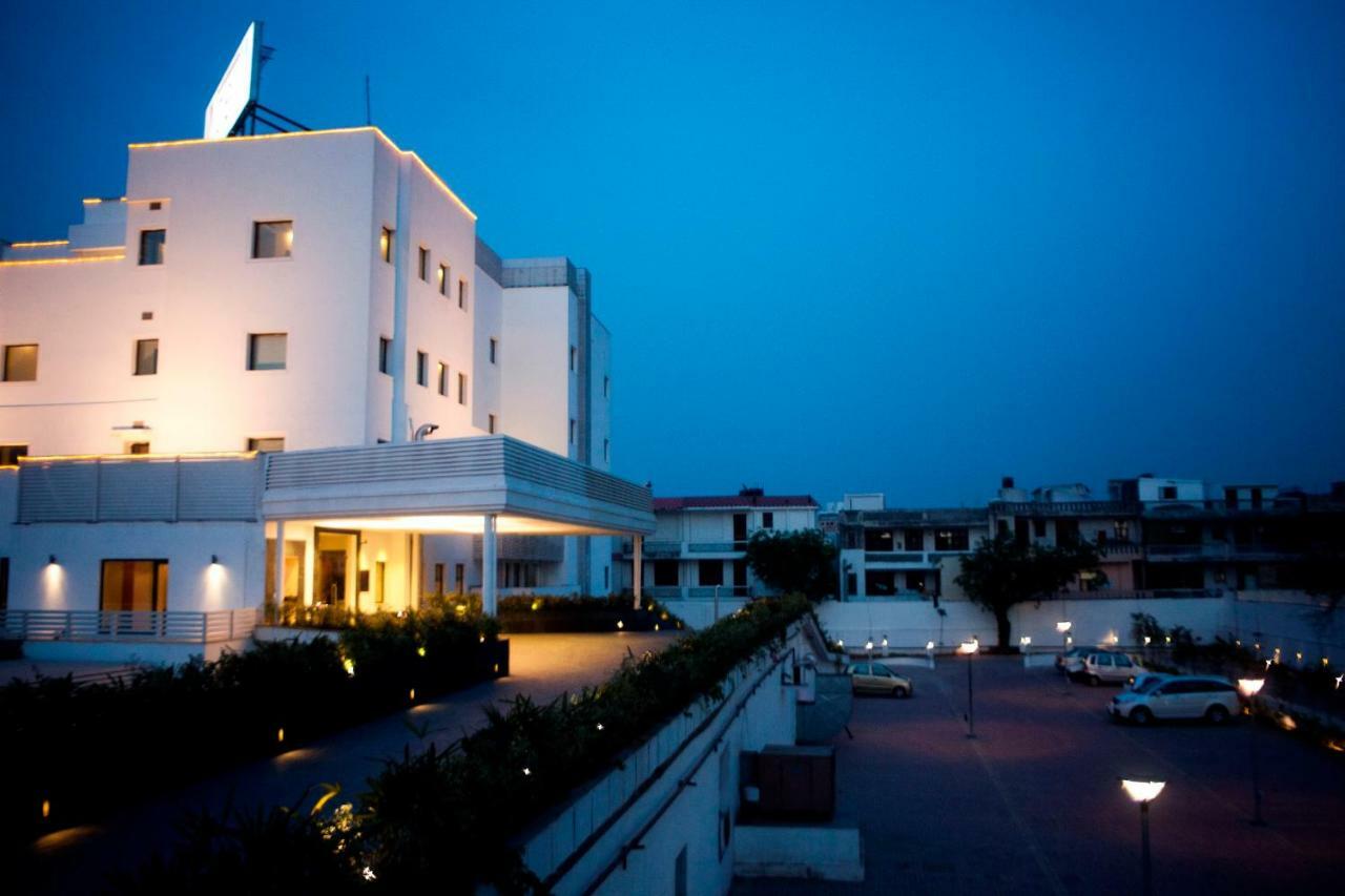 Vibe By The Lalit Traveller Hotell Faridabad Exteriör bild